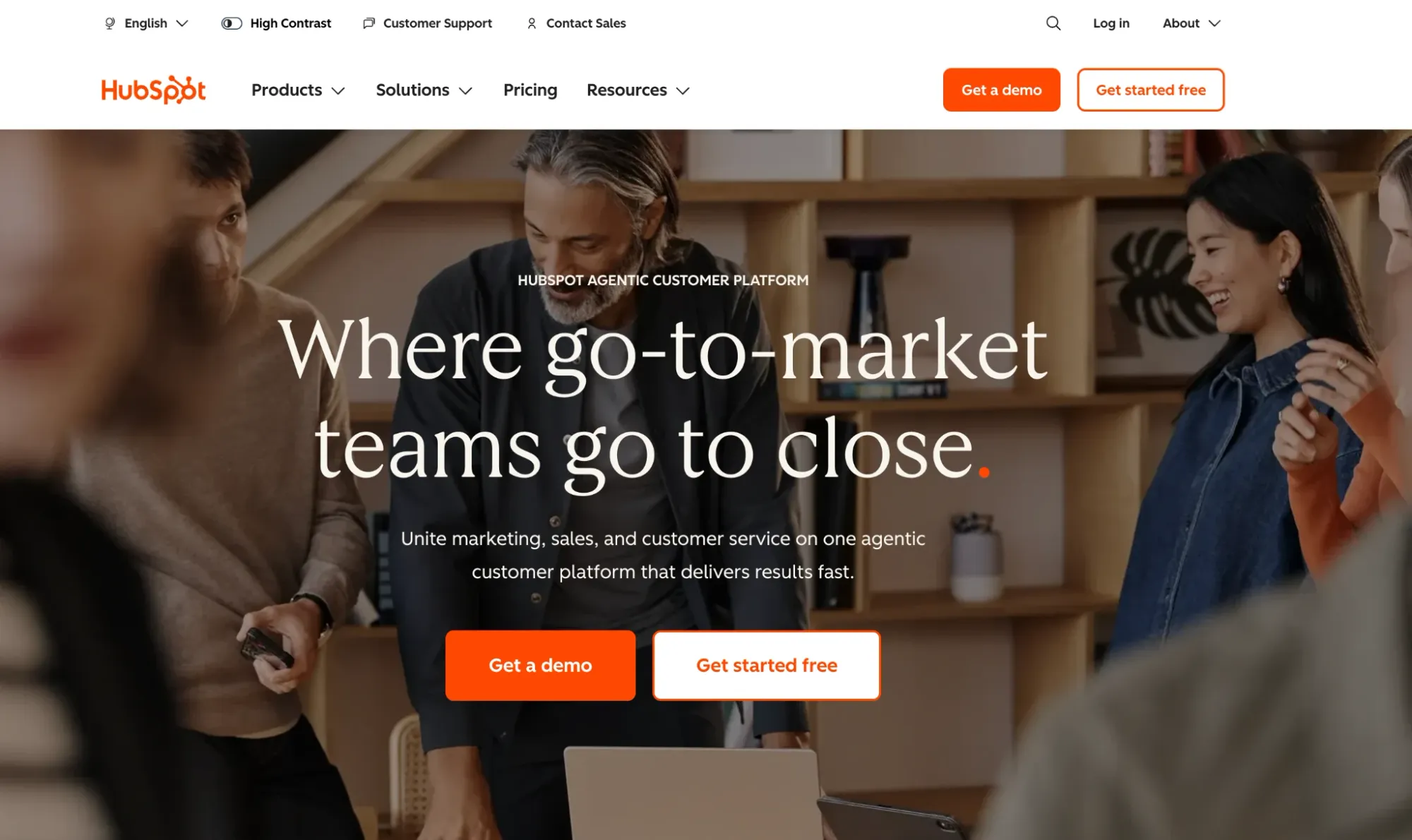 Официальный сайт HubSpot. Интерфейса на русском языке нет. УТП обещает помочь командам быстрее заключать сделки